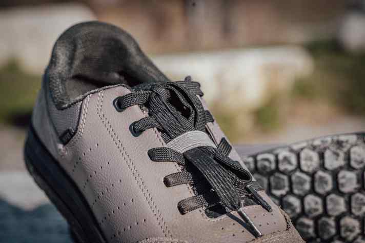 Simple but effective. The classic lacing fixes the foot securely in the shoe. It can also be quickly replaced in the event of a puncture