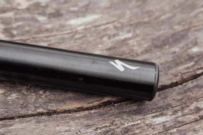 Die Alu-Hülse ist leicht geriffelt. Die Griffigkeit verbessert das nur minimal