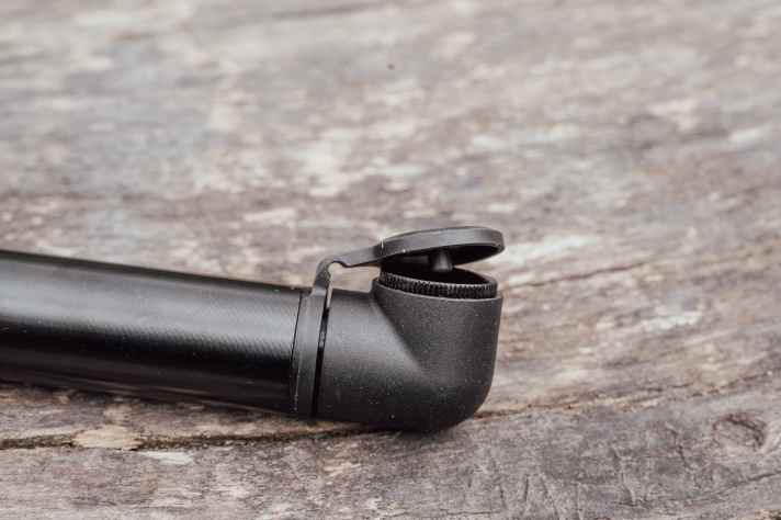 Eine Staubkappe schützt die Innereien vor Verschmutzung. Leider löst sich sich von selbst während der Fahrt