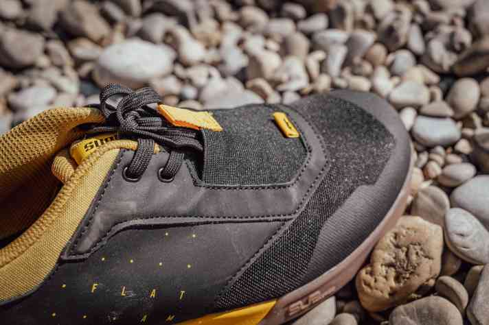 Licht und Schatten: Die Lasche sichert die Schnürsenkel, verdeckt aber den vorderen Teil der Schnürung