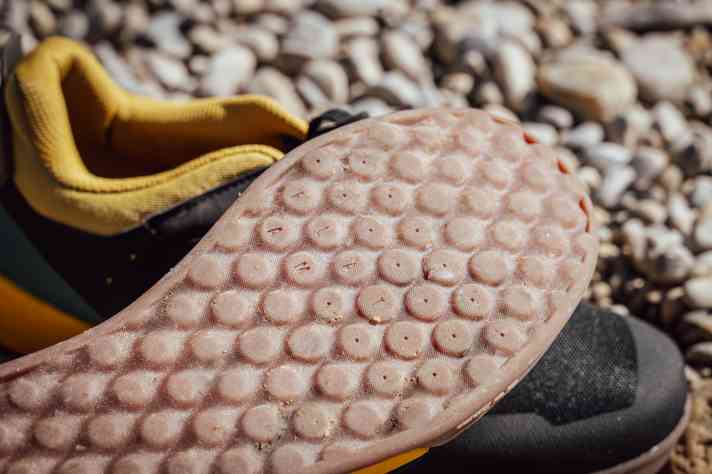 The rounded profile is unique in this shape and combines solid grip with flexibility on the pedal