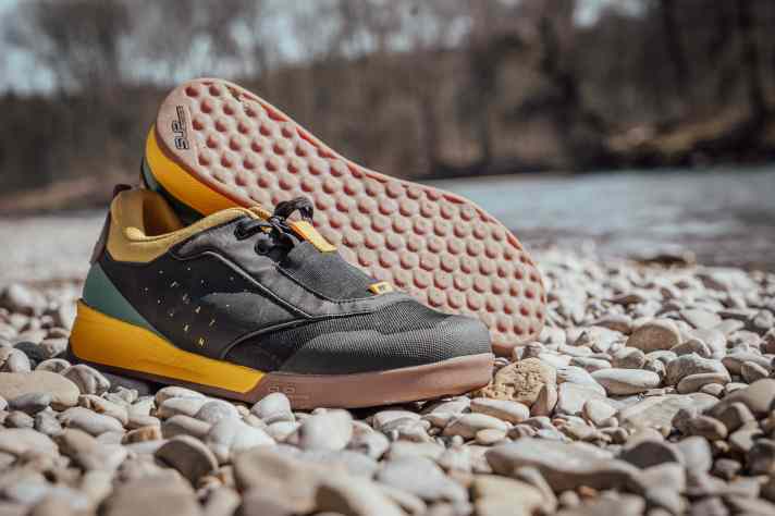 Aus der Schweiz kommt mit dem Suplest Trail Flat Pedal Sport ein preiswerter aber durchdacht ausgestatteter Flat-Schuh