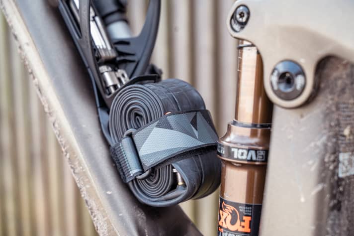 Mit dem kleinen Ersatzschlauch-Adapter unter dem IS Cache hat man eigentlich alles für einen Defekt an Bord und ist optimal ausgerüstet - sofern die Bits des Tools zum Bike passen.