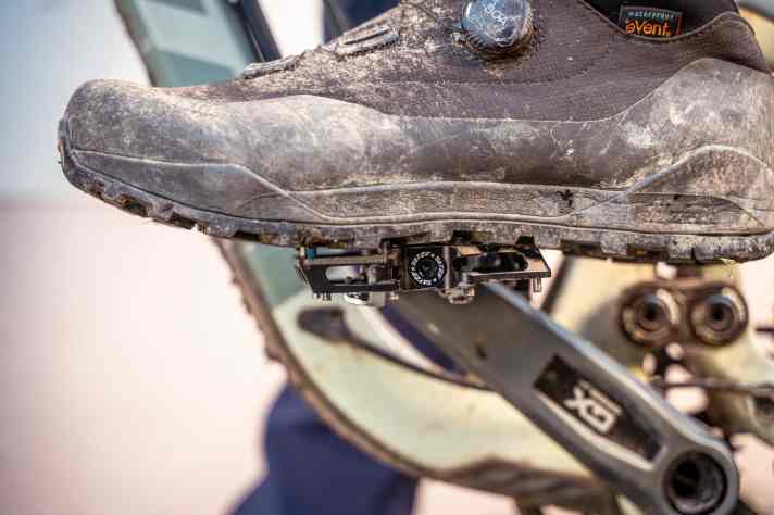 Even with slightly softer shoes, there is enough power on the pedals. Even when unclicked, the grip is absolutely sufficient.