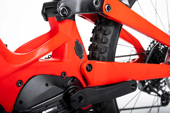 The frame swings around the Shimano EP8 motor, which is only possible thanks to carbon fibre. The rear triangle is also made from carbon fibre.