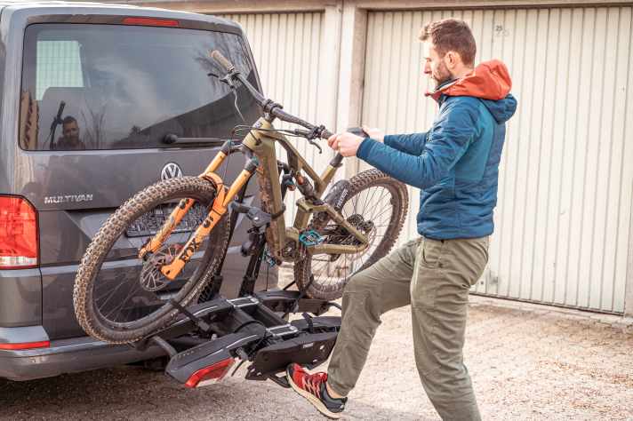Abklappen lässt sich der Thule über sein solides Fußpedal. Für die Heckklappe am VW Bus reicht der Winkel aber nicht aus