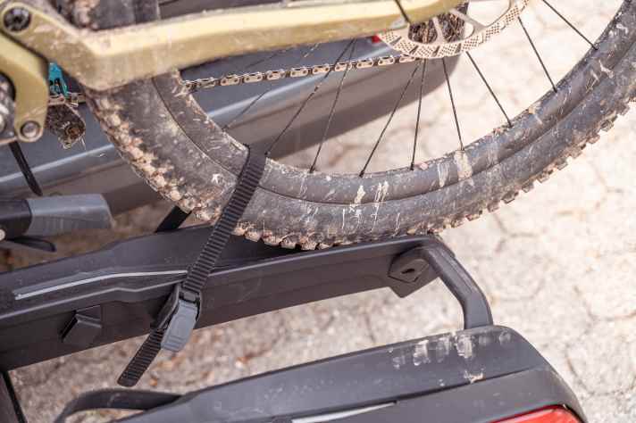 Il faut absolument vérifier avant l'achat si les vélos de course sont encore bien fixés sur le porte-vélos malgré un empattement long.