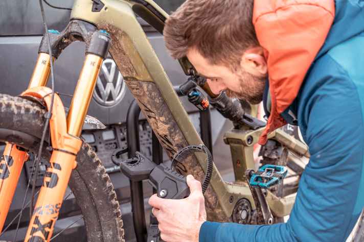 Detachable grippers are particularly easy to thread through the tangle of frames