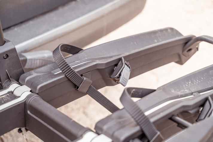 Gut gelöst: Dank der kleinen Halteösen hängen die Ratschenbänder beim Aufsetzen der Bikes nicht im Weg