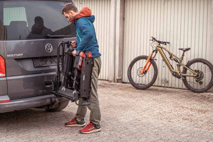 Clever: the folding rails form a handle. This makes it easy to place the EasyFold on the coupling