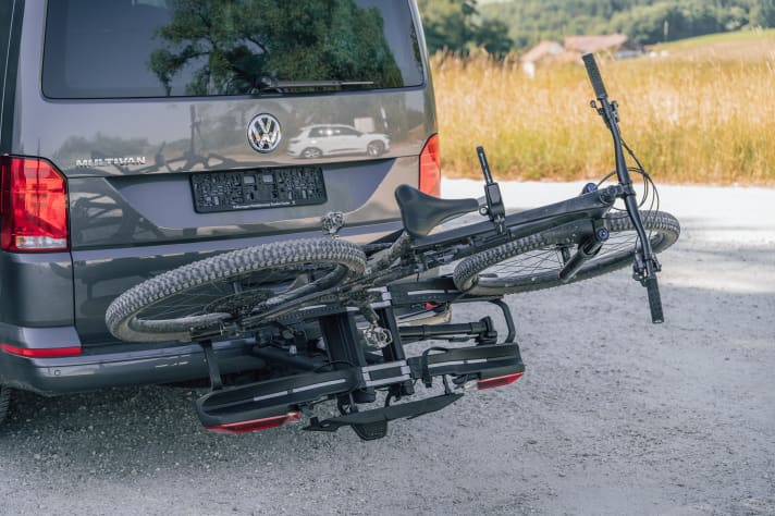 The folding angle is not quite sufficient for the tailgate on buses or vans
