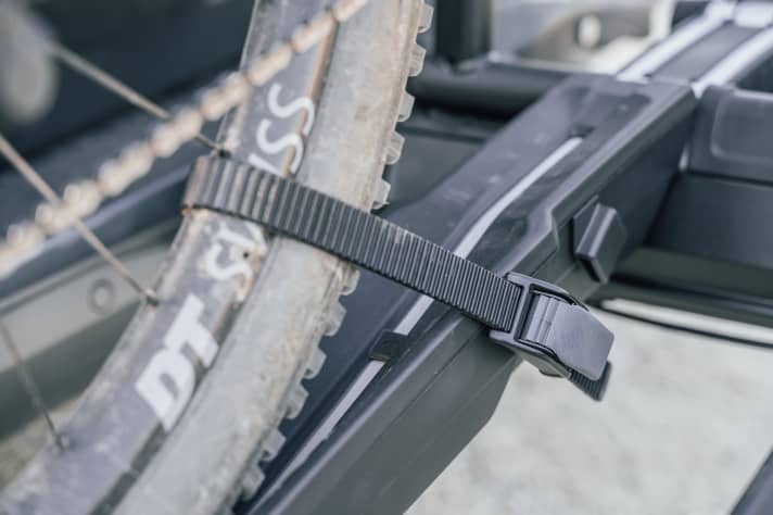 Die Ratschenbänder für die Reifen lassen sich nicht verschieben. Hier muss man etwas mit der richtigen Position spielen