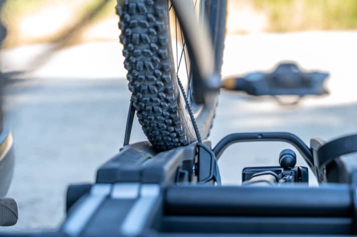 The wide rails also offer enough space for fat bike tyres. However, you may then need the extra-long ratchet straps from the accessories catalogue