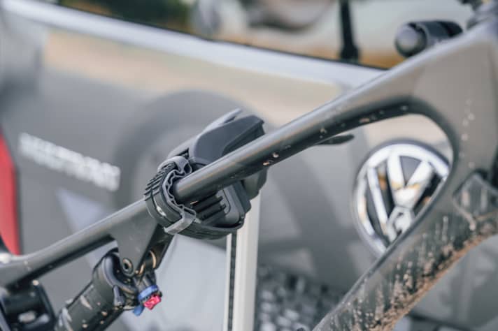 Dank der cleveren Konstruktion findet man schnell einen passenden Platz für den Greifarm. Der steht immer korrekt zum Rahmen ausgerichtet. Eine Montage am Hinterrad ist ebenfalls möglich