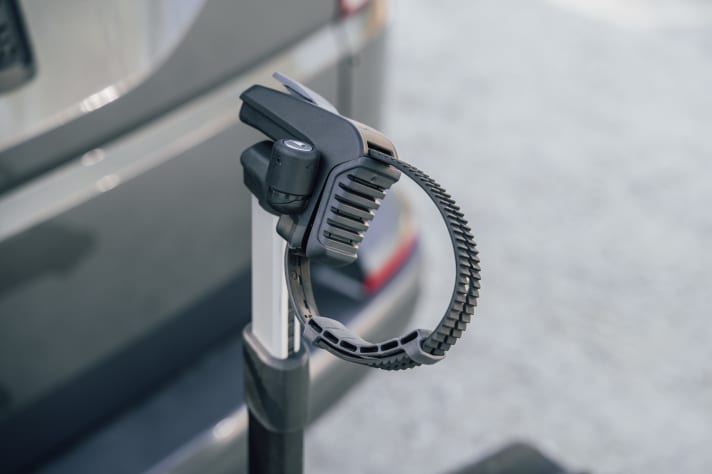 Die Greifarme kann man ohne Werkzeug in Höhe und Winkel verstellen. Der Ratschenkopf ist zudem drehbar gelagert und abschließbar