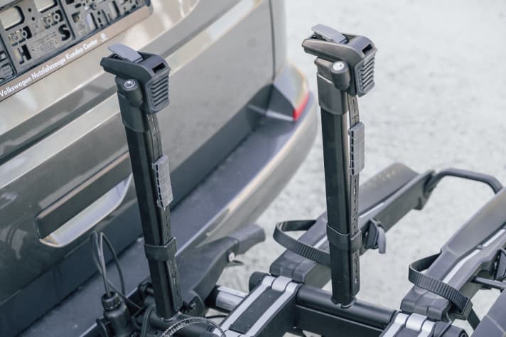 The gripper arms are located behind the rail to be loaded. This makes mounting the bikes much easier