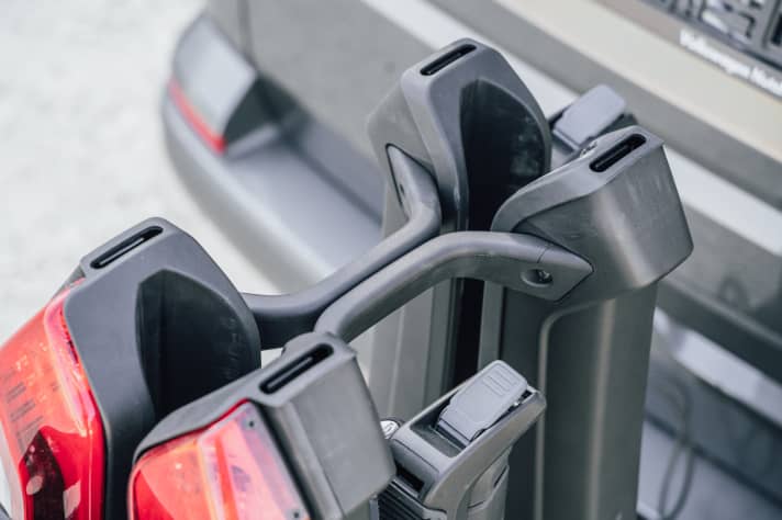 Die zusammengeklappten Schienen formen einen praktischen Tragegriff