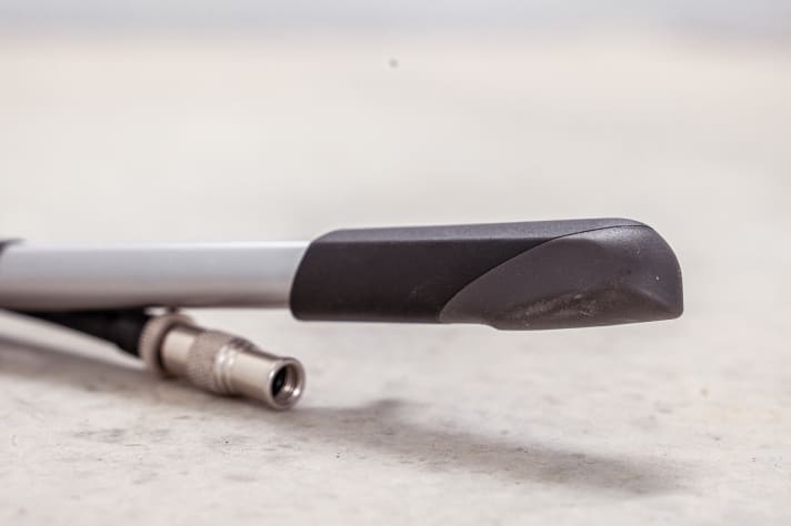 Trotz der schlanken From pumpt es sich angenehm mit dem gummierten Griff