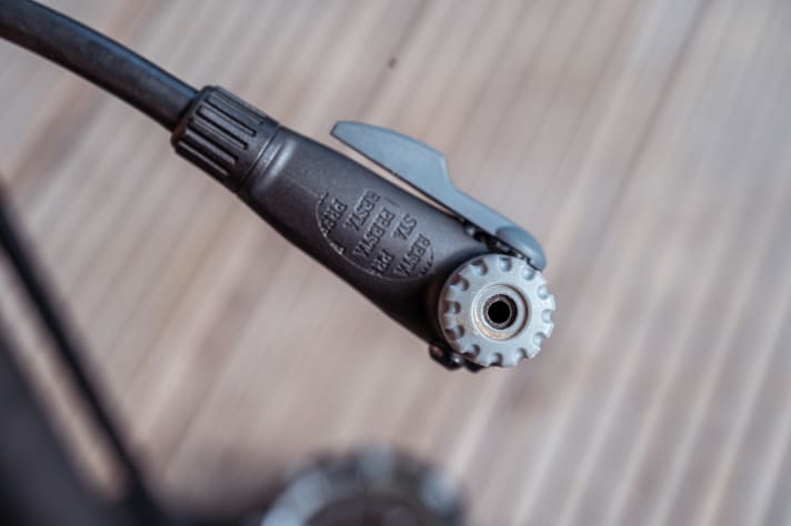 The Twinhead head can optionally grip Presta valves...