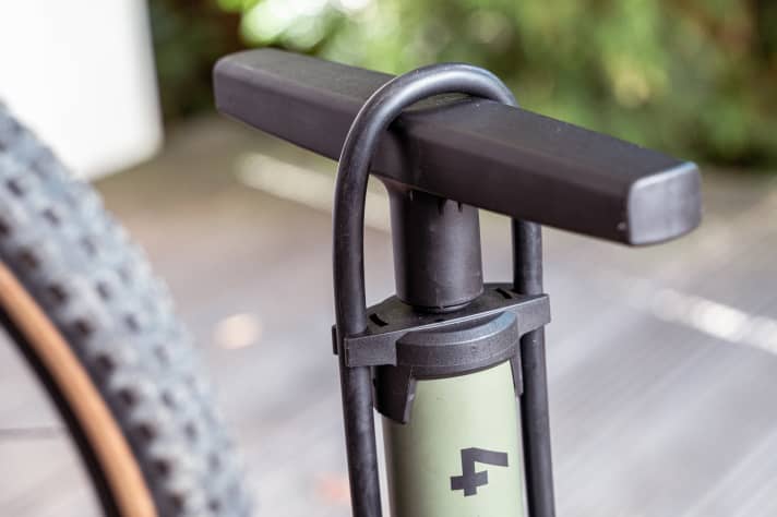 Everything neat and tidy: the long hose is neatly secured to the handle with two clamps.