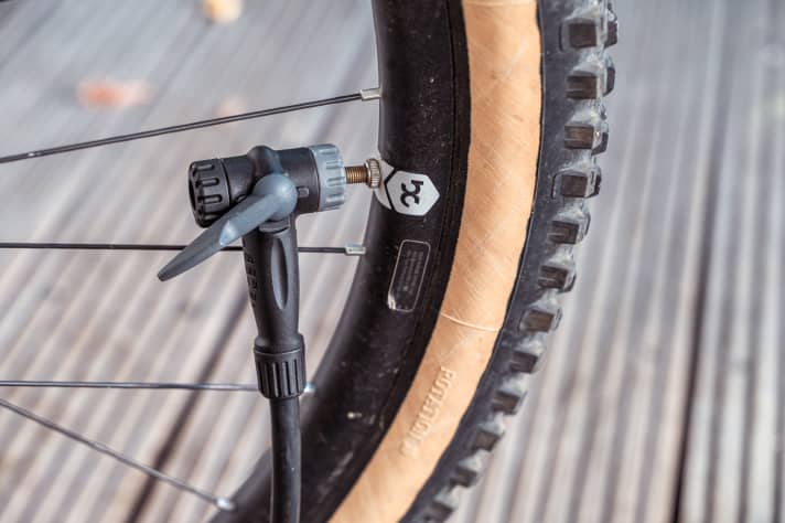 Per Spannhebel wird der Pumpenkopf luftdicht auf dem Ventil geklemmt.