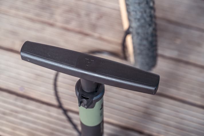 Handle without corners and edges, nothing pinches in the hand.