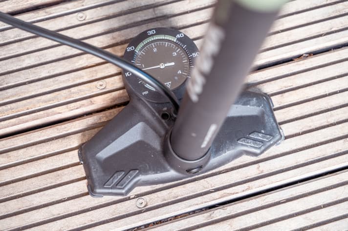 The stand is sufficiently wide, but could be more torsion-resistant.