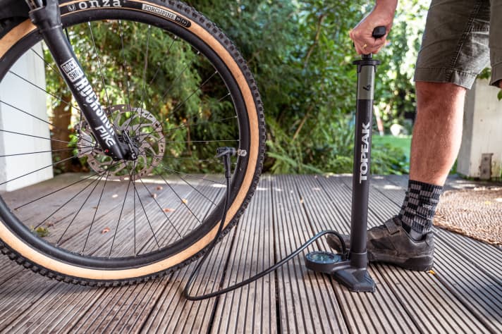 Good handling, but unfortunately very high manual force. Otherwise, the Joeblow Mountain EX is an inexpensive specialist for large-volume tyres.