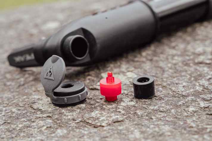 To switch between Presta and Schrader valves, the pump head must be modified