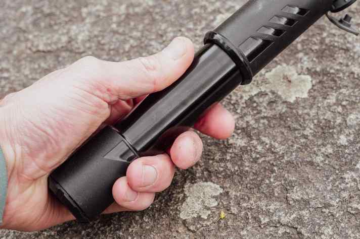 Das hintere Ende der Topeak schließt etwas kantig ab und drückt beim Pumpen in die Hände