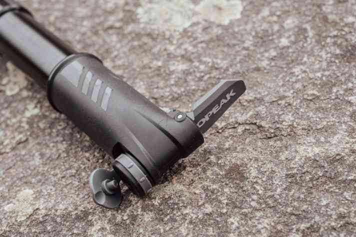 Die kantige Optik des Klemmhebels ist Designsprache von Topeak. Angenehmer wäre ein abgerundeter Hebel