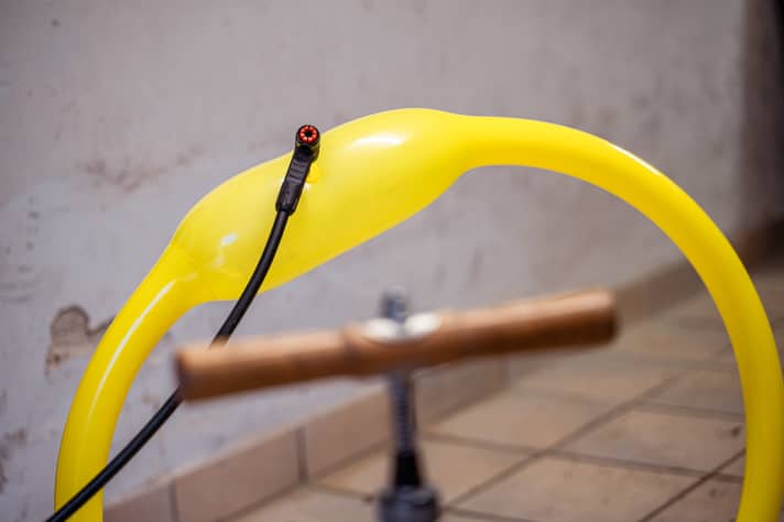 Une fois que le pneu est trop gonflé à l'extérieur, la chambre à air en TPU coûteuse est prête à être jetée.