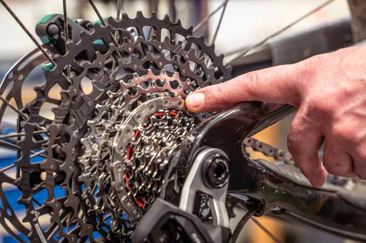 No derailleur hanger, no adjustment screws - but a setup gear marked in red helps to adjust the Sram drivetrain.