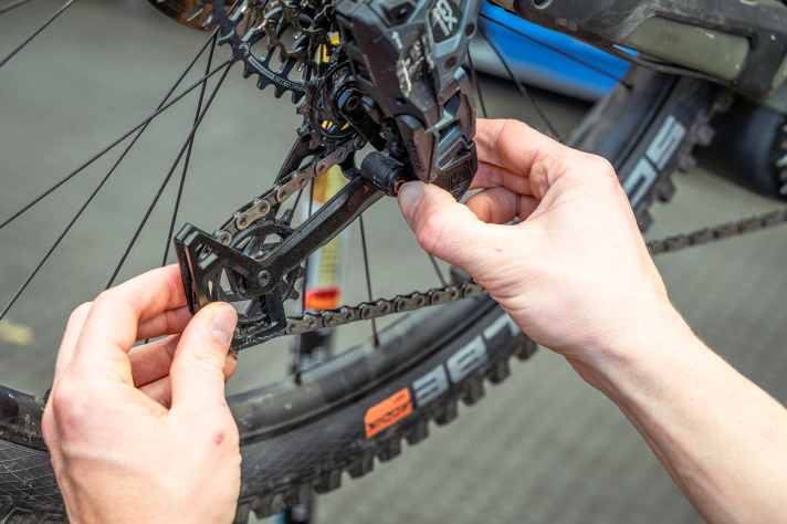 The cage can be locked in the setting position using the red button. To do this, the cage must be pushed forwards slightly.