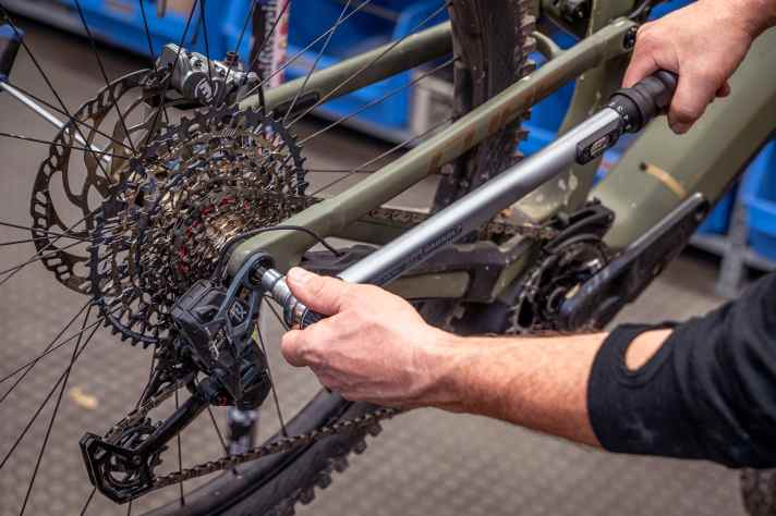 The tightening torque of 35 Newton metres must be observed to ensure that the rear derailleur is always correctly seated.