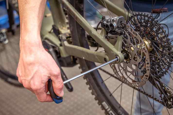 Before you align or tighten the rear derailleur, the rear wheel axle must be loosened by a full turn. Otherwise the bracket cannot slide into the correct position.