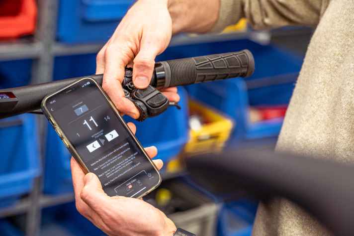 Wer sein Schaltwerk mit der AXS-App verbindet, bekommt die aktuelle Einstellungsposition in Echtzeit angezeigt. Die Feineinstellung kann dann auch direkt in der App vorgenommen werden.