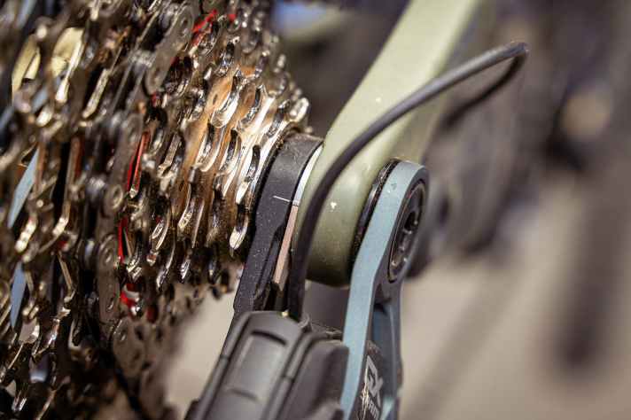 Das Schaltwerk wird über massive Bügel direkt mit dem Rahmen verbunden. Sram nennt das “Full-Mount”. Durch diese Besonderheit haben Transmission-Schaltungen eine ganz eigene Einstelllogik.