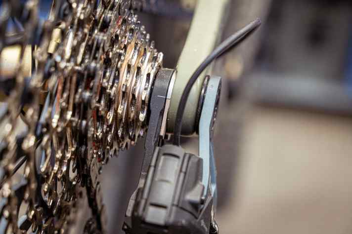 Use the two markings on the insert (silver) and inner retaining arm (black) to check that everything is correctly positioned. The lines must be aligned.