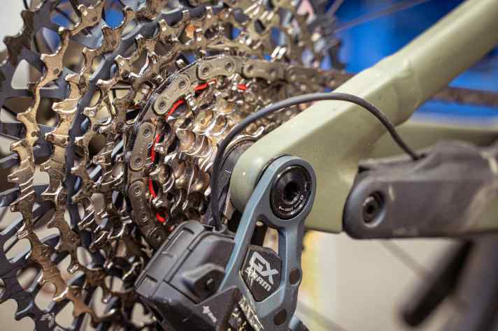 Der Setup-Gang (21er-Ritzel) ist rot markiert und damit leicht zu finden. Aber Achtung: In Ausnahmefällen braucht ihr das eins größere 24er-Ritzel zur Einstellung! Ob das bei eurem Bike der Fall ist, findet ihr wie oben beschrieben im “Full Mount Chain Length Guide” in der AXS-App oder auf der Sram-Webseite.