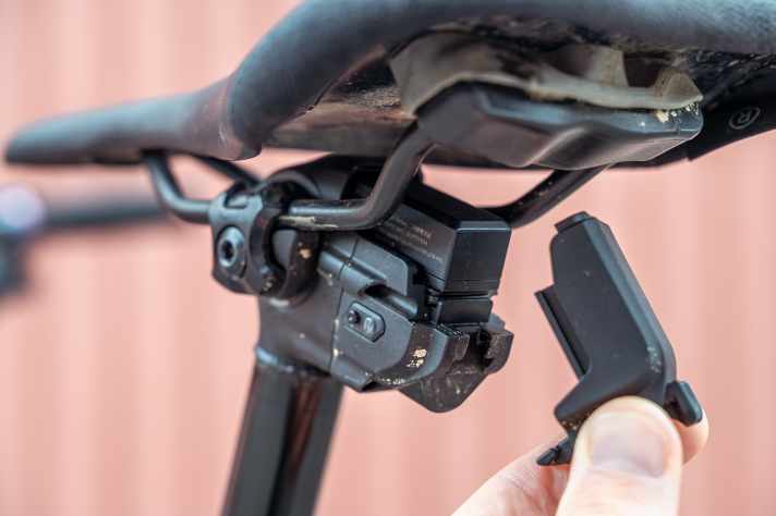 The battery is protected under an additional cover. The single-screw clamp on the saddle is practical