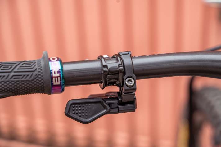 The poorly defined plastic lever offers no additional lateral adjustment options