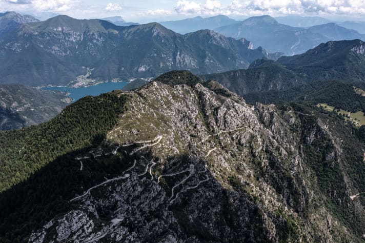 Tremalzo-Kehren und See auf einem Bild? Um den Ledrosee mit einzufangen ist natürlich eine Drohne nötig.