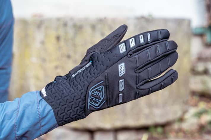 Great fit and a lot of control on the handlebars but hardly warmer than a normal glove