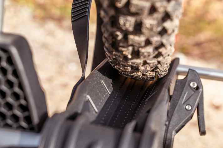 In den breiten Schienen stehen die Reifen zudem recht sicher