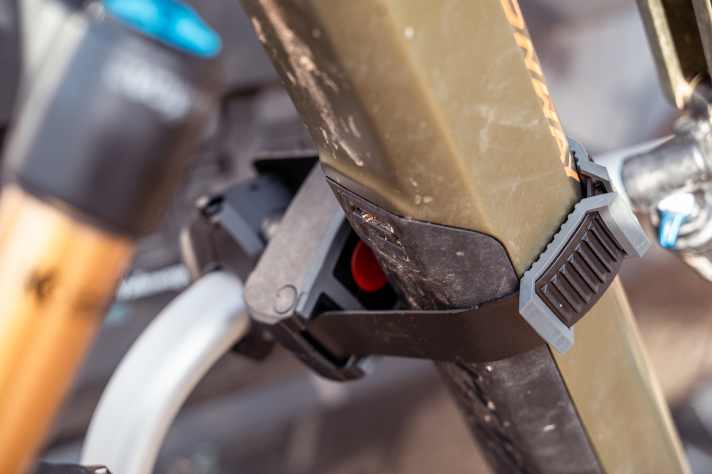 Reicht auch für fette Rahmen! Eine breite Gummierung schützt den Rahmen. Im Handling ist sie aber etwas fummelig