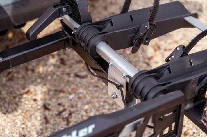 Die Kabelführung ist nicht so schön gelöst wie bei manch anderem Fahrradträger