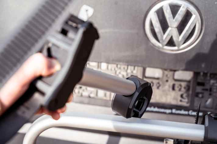 Besonders clever sind die Greifer, die sich entriegeln  und anschließen mit einer Hand an der passenden Stelle am Bügel des Fahrradträgers platzieren lassen