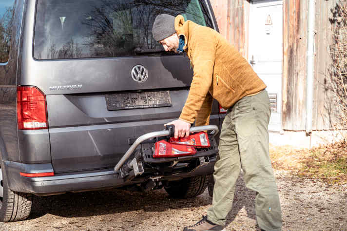 Durch das Herunterklappen wird der Uebler automatisch auf der Kupplung fixiert