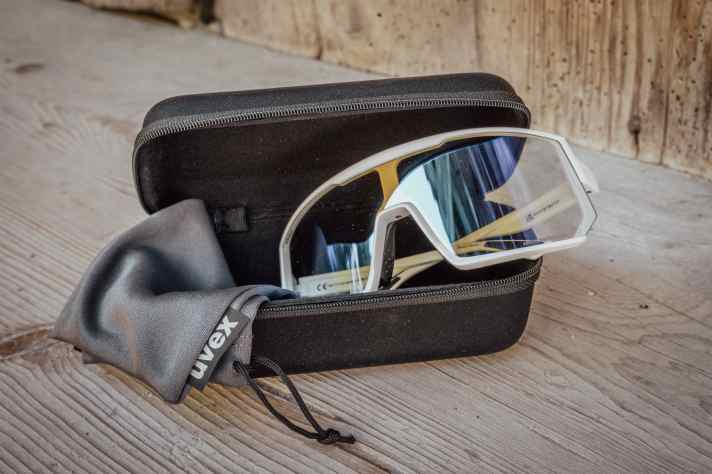 Die Uvex Sportstyle 235 V kommt samt Etui und Mikrofaserbeutel